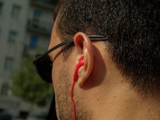 Un homme avec des écouteurs