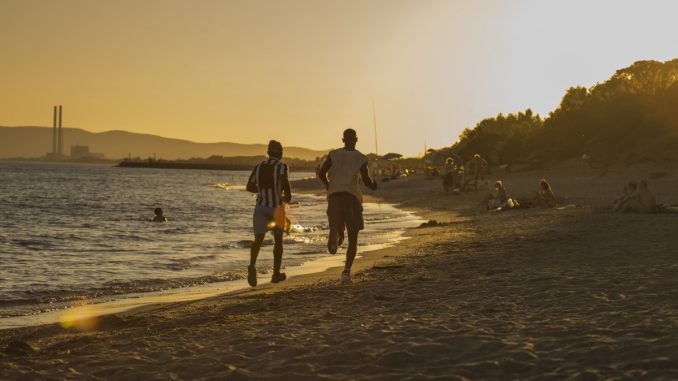 deux jeunes athlètes qui courent sur la plage