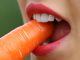 Une femme mangeant une carotte